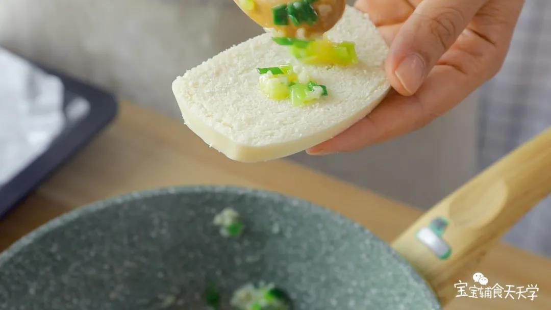 把蒜香酱勺在每一片馒头片上