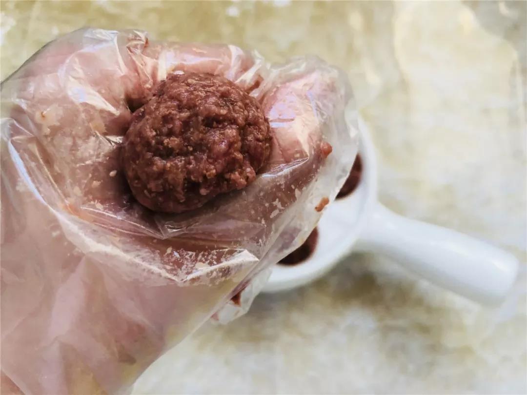 戴上一次性手套，用虎口捏成小丸子。