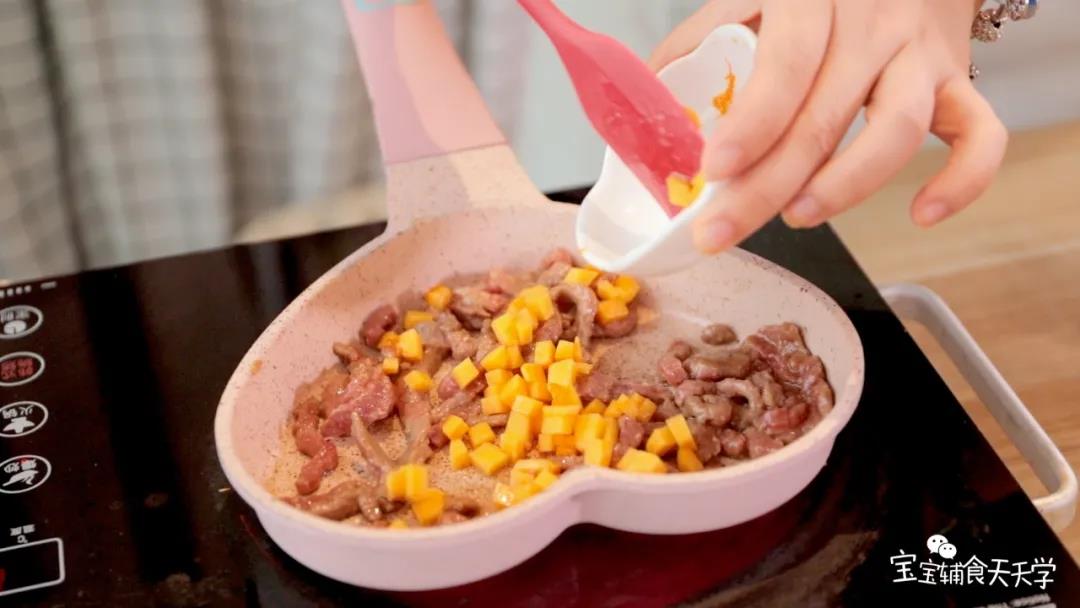 第5步：加入南瓜粒，加入少许水，焖至软熟