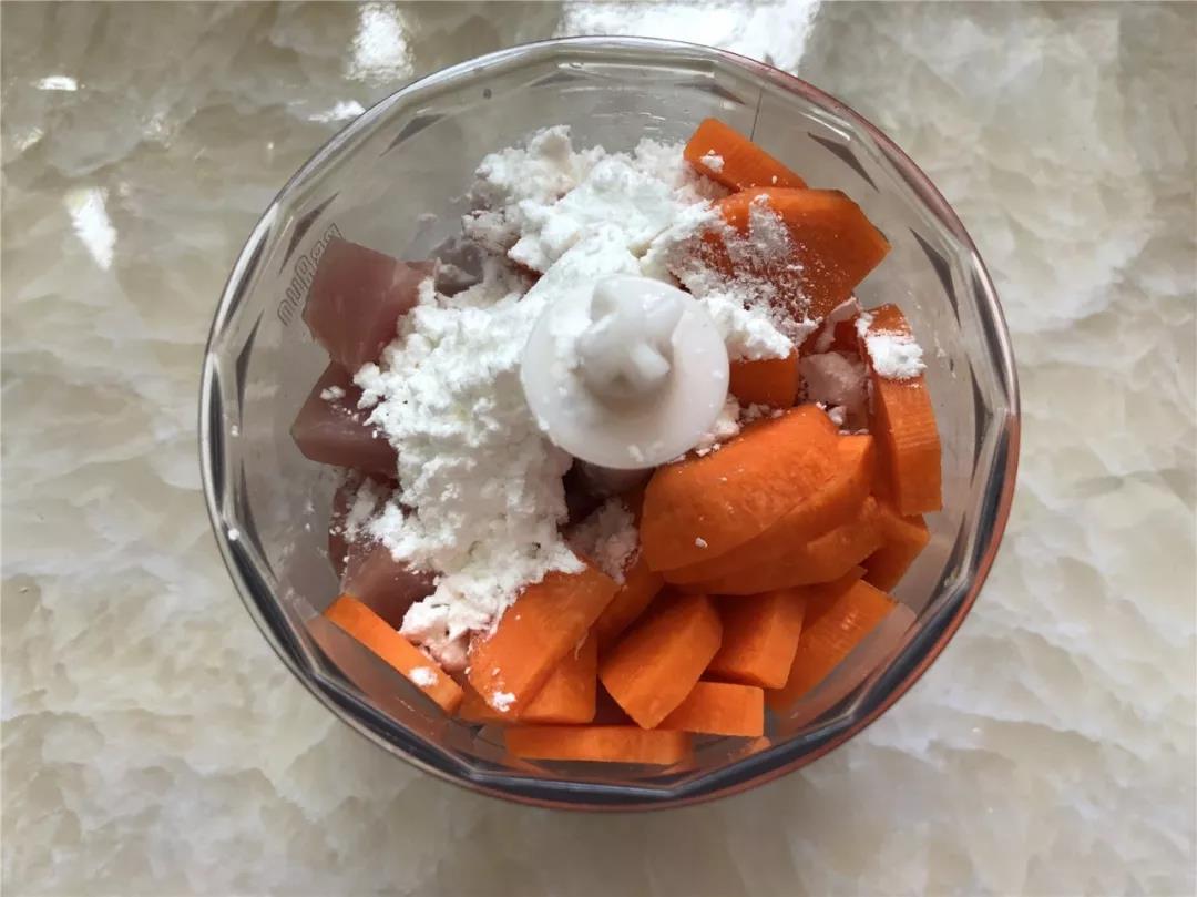 第3步：将切好的食材和淀粉全部放入料理机。