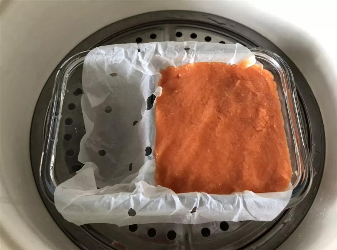 第6步：冷水上锅大火蒸十五分钟，取出放凉切块。