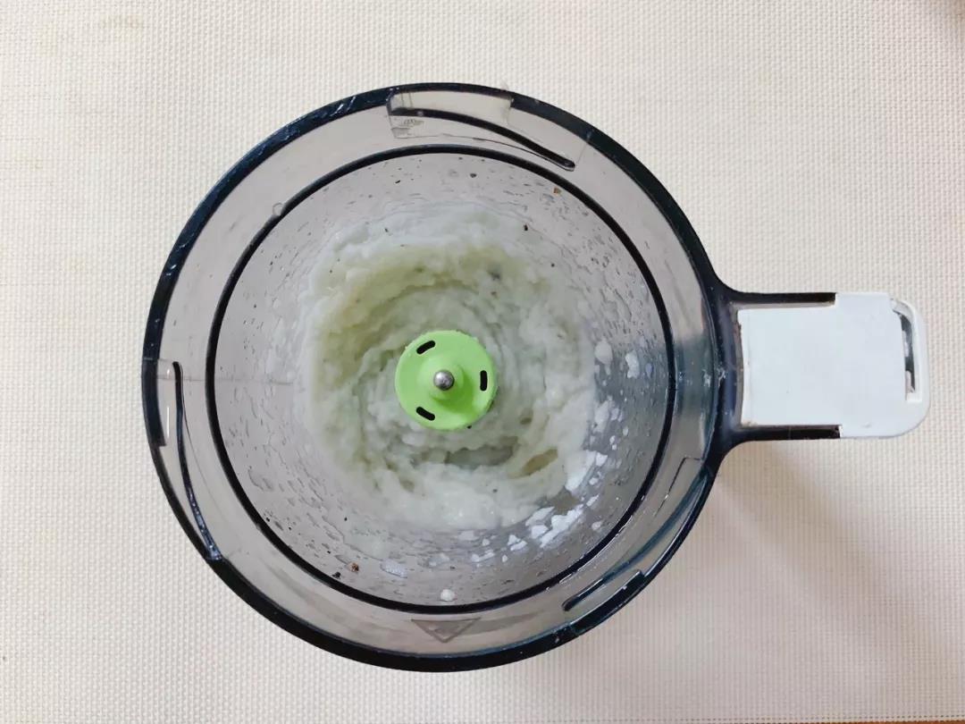 继续放入熟米饭和剩余的水，搅打成粘稠状。