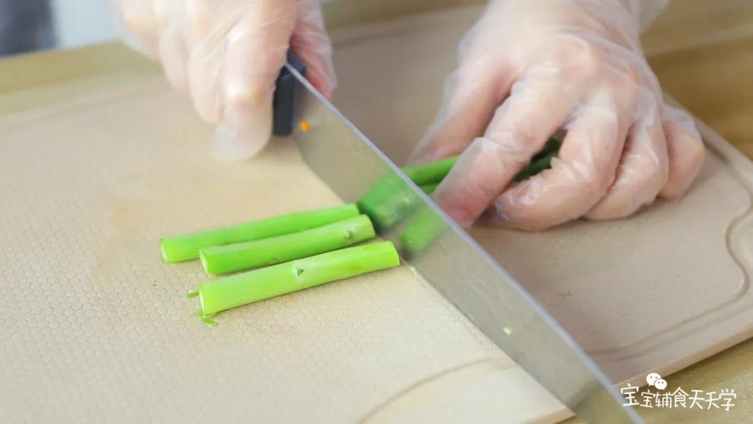 把芦笋根部比较老的切掉，留下顶部嫩的芦笋