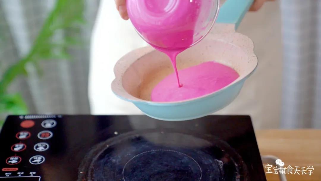 第7步：把火龙果面糊也煎成同样的饼状