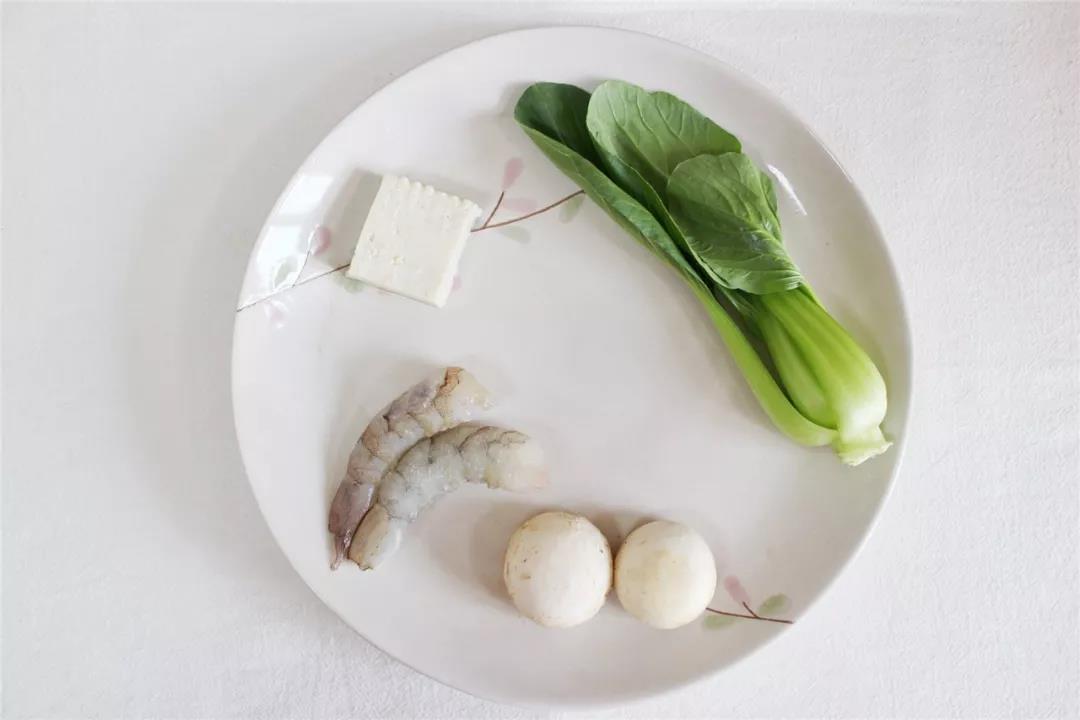 虾仁去虾线洗净，口蘑去柄后和青菜分别洗净。