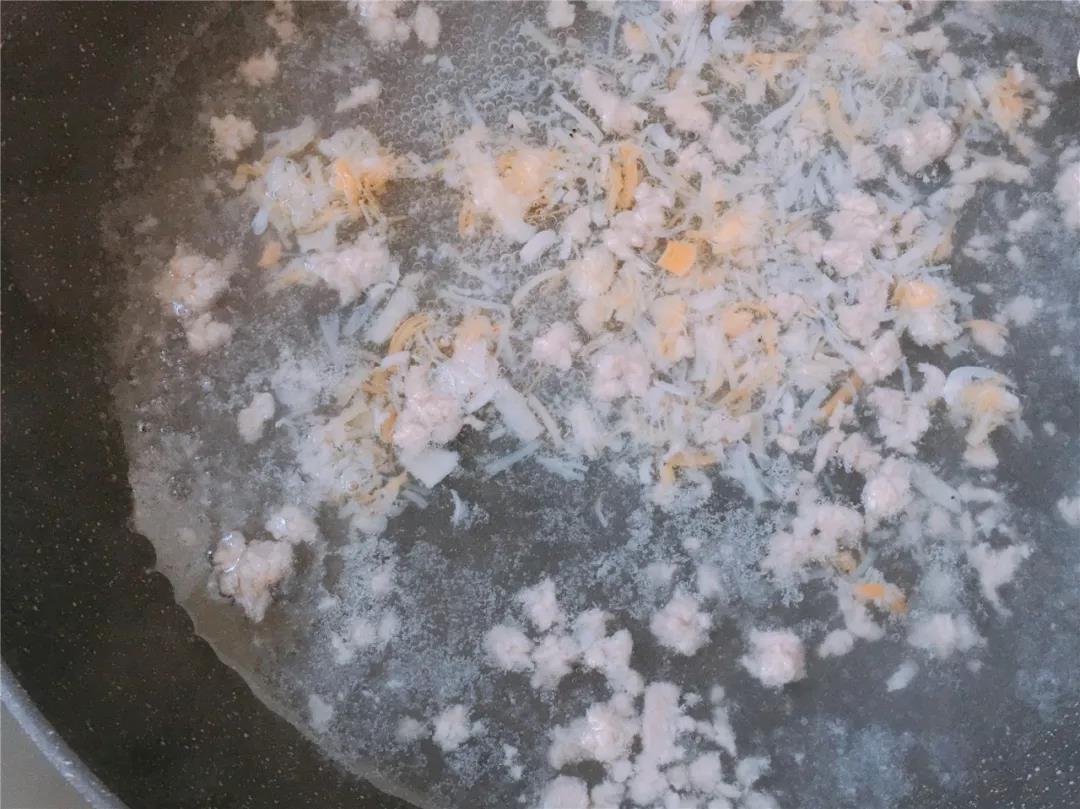 锅内倒水煮沸，肉末、干贝和虾皮入锅煮。