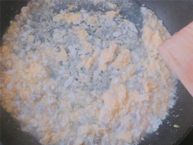 鸡蛋打散后沿锅边打圈倒入，最后倒入少许藕粉水勾芡，撒上香葱。