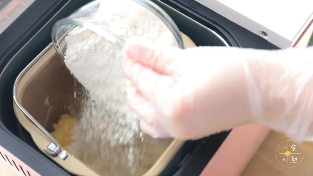 加入过筛后的低筋面粉