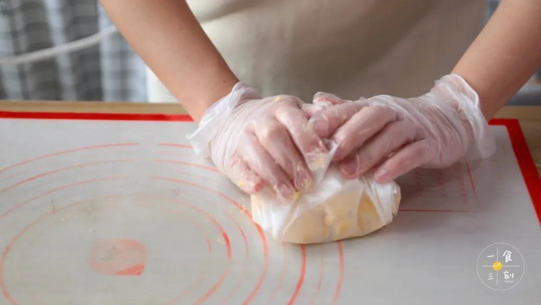 揉好的面团的重量约300克，放入冰箱冷藏30分钟