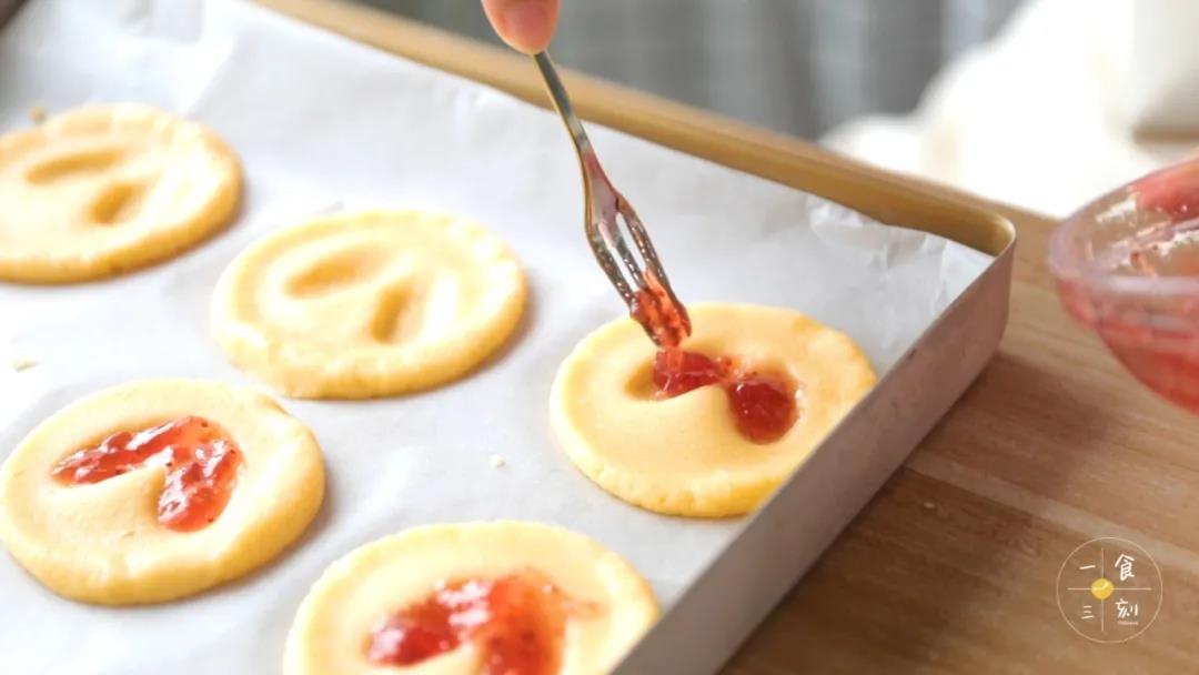 在凹陷处放入草莓酱成一个小心心