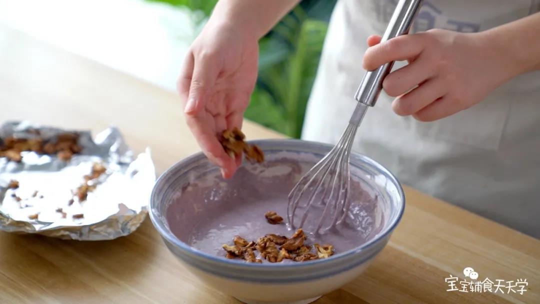 放入一半的核桃仁