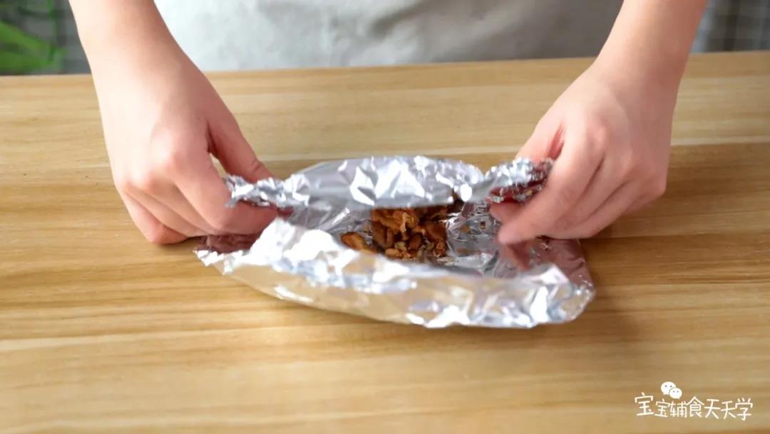 剩余一半的核桃仁捣碎