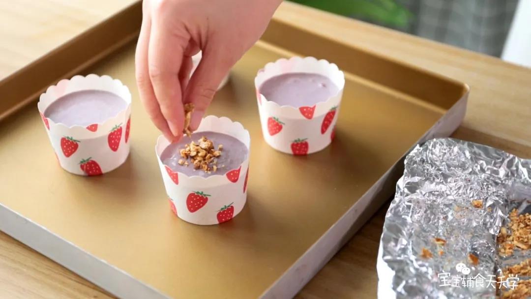 撒在顶部上，稍稍按压