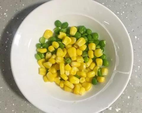 青豆和玉米沸水中煮至断生。