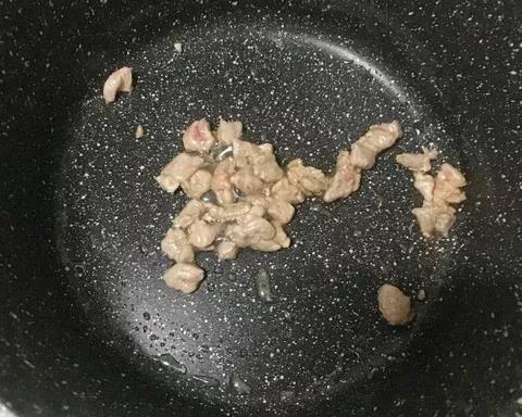 牛肉锅内翻炒至变色。