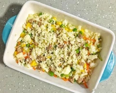 放上蔬菜和肉，撒一层马苏里拉芝士，烤箱180度中层烤10-15分钟，芝士上色即可。