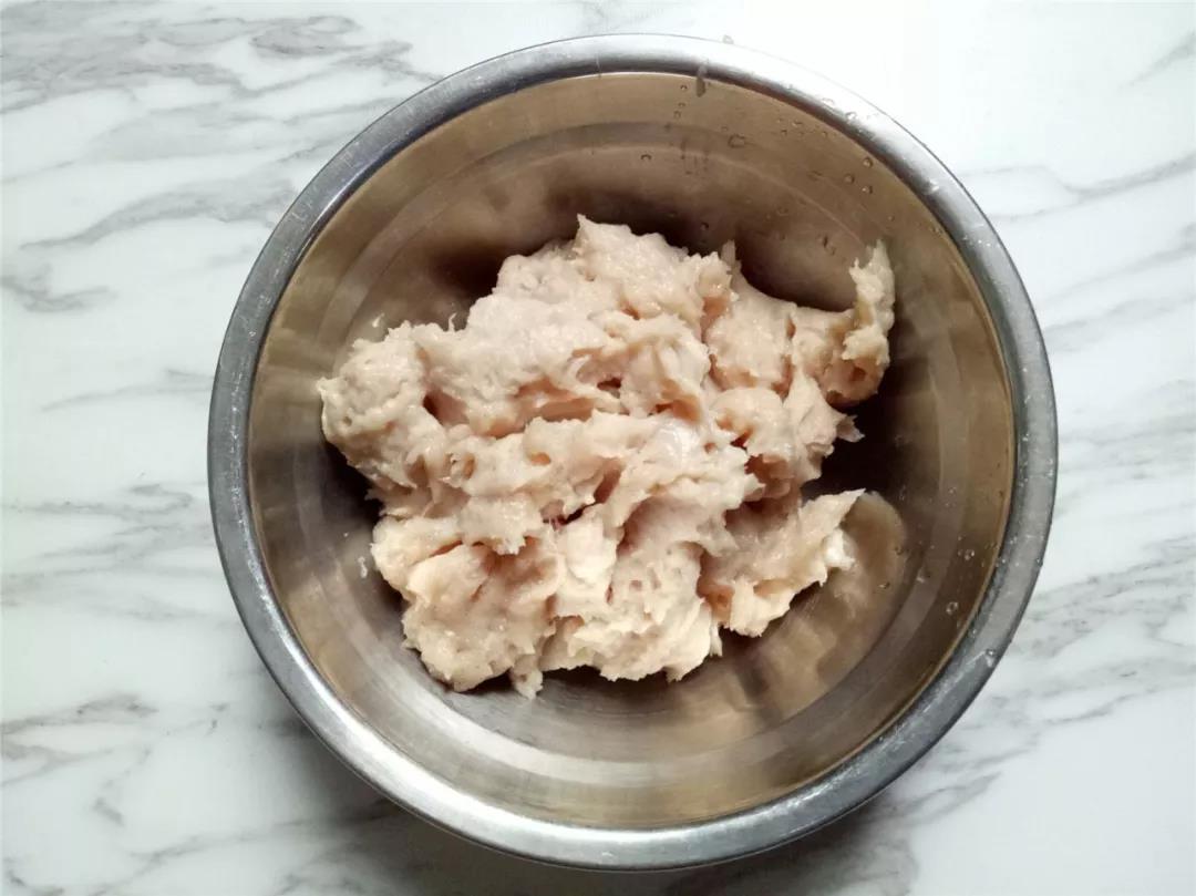 鸡肉、蛋清、淀粉一起放入搅拌机搅打成肉糜。