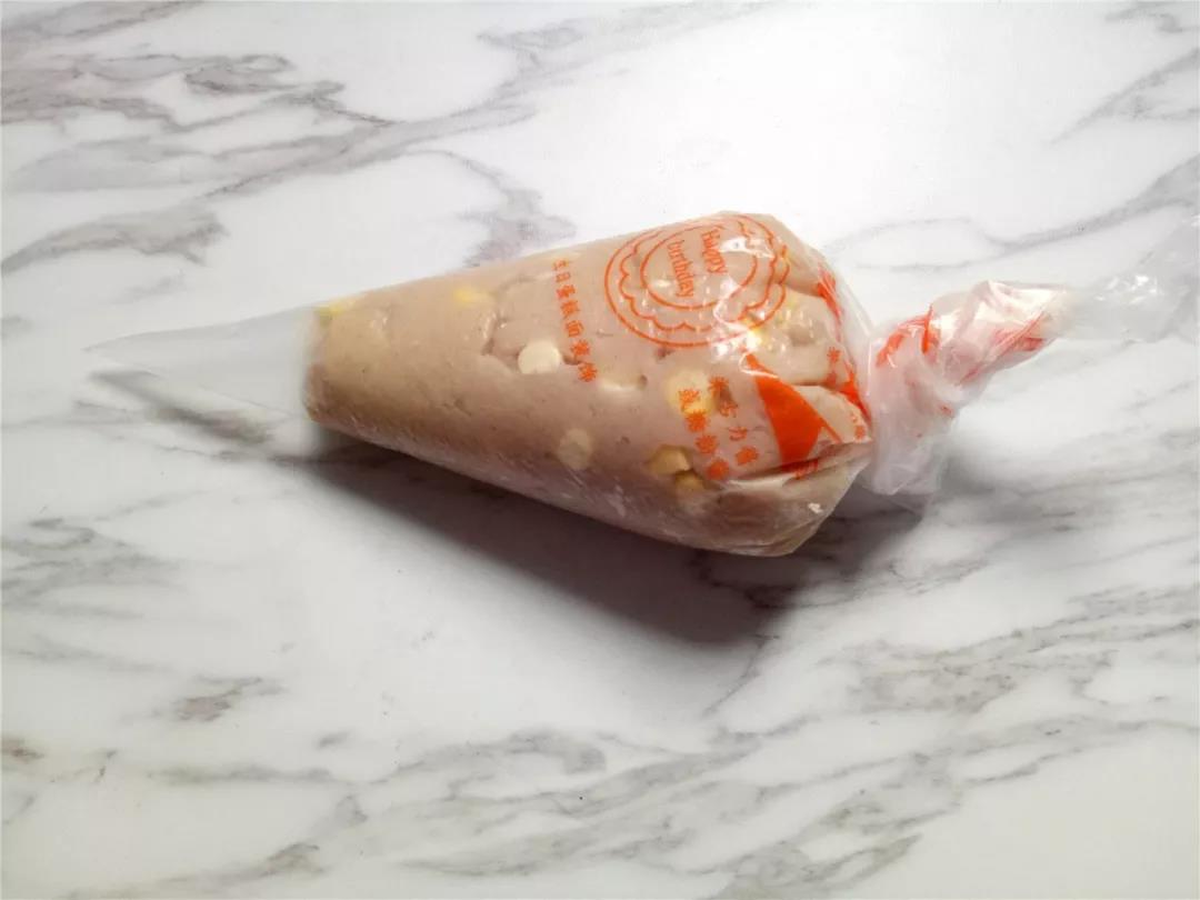 鸡糜加入玉米粒搅拌上劲，装入裱花袋中。