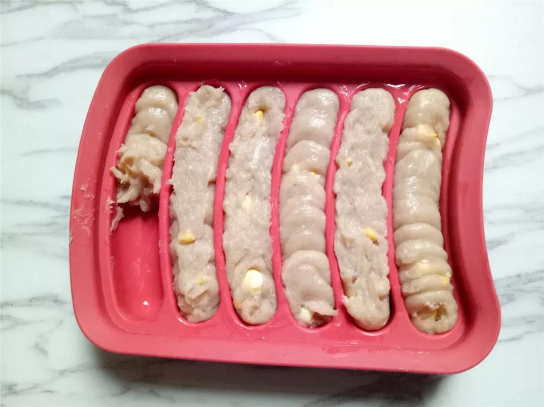 模具抹油，挤入鸡肉，轻震几下后抹平表面，入蒸锅蒸15分钟。