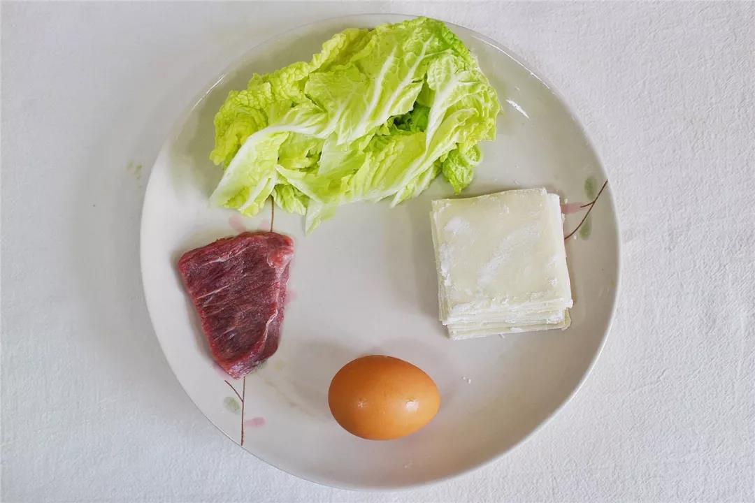 牛肉、鸡蛋、白菜叶分别洗净。