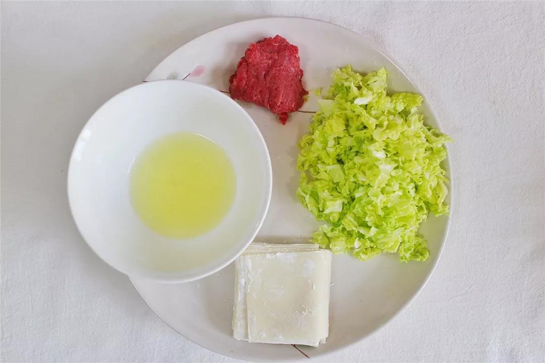 牛肉剁碎，鸡蛋分离出蛋清，白菜叶切碎。
