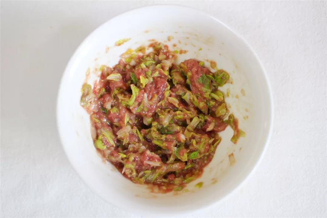 牛肉、蛋清和白菜叶加入油朝一个方向搅拌。