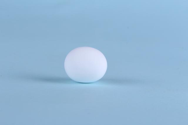 步骤1：首先用白色粘土揉一个圆球。