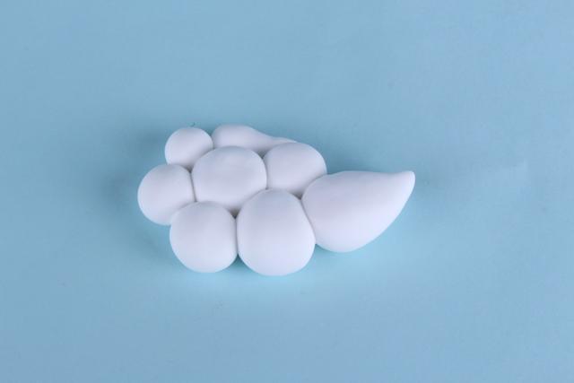 步骤6：做出kitty的四肢并粘好。