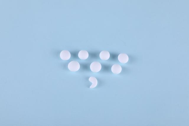 步骤4：喜羊羊的卷毛我们用白色小圆球组成，做出若干个白色小圆球，最后做一个圆锥形弯曲一下做前额的卷发。