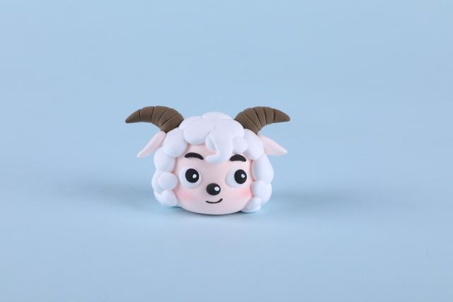 步骤7：把羊角和耳朵粘到相应位置。