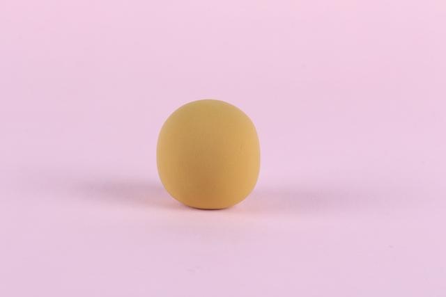 步骤1：首先我们用棕色粘土揉一个圆球。