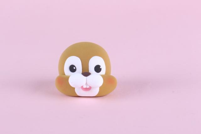 步骤4：然后用白色粘土做牙齿粘好，粉红色粘土做小舌头粘好。