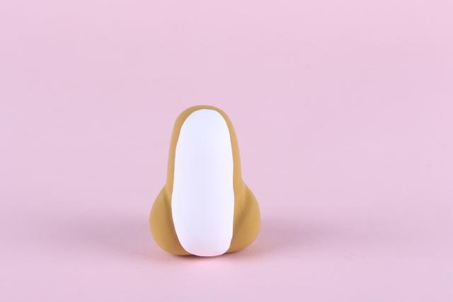 步骤7：前面用白色粘土做肚皮粘好。