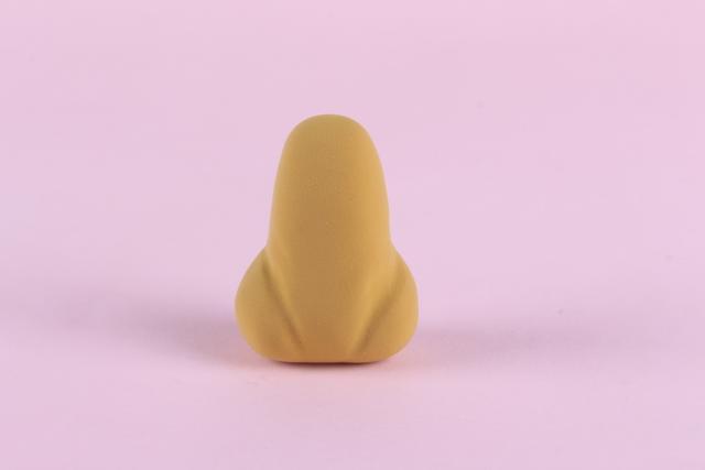 步骤6：现在做小兔子的身体，如上图所示，用棕色粘土做一个椭圆形，然后在底部用工具压出大腿的形状。