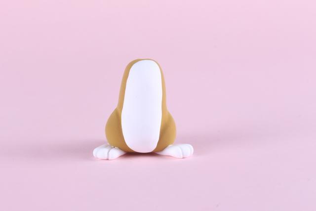 步骤9：用白色粘土做好两只脚粘好。