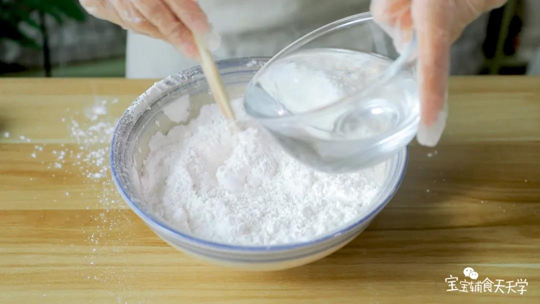 制作生粉浆：200克的木薯淀粉和40克的马蹄粉混合，慢慢加入240克的清水混合搅拌化开