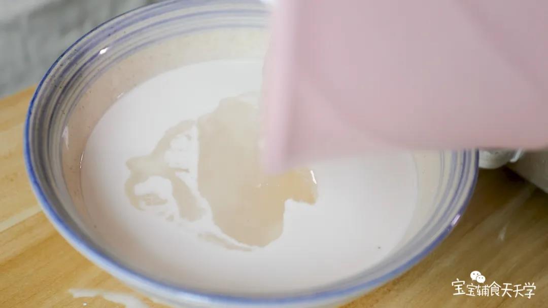 趁热将熟浆倒进剩余的粉浆里面，快速搅拌后，生熟浆就准备好了