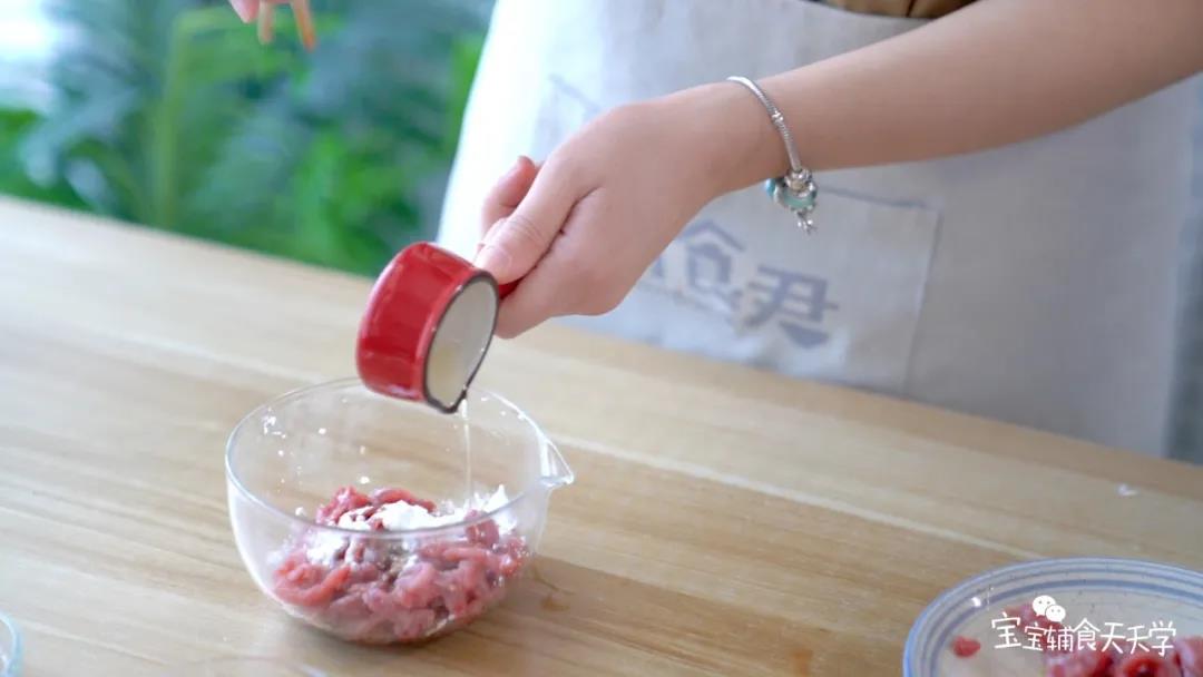 牛肉片加入酱油、玉米淀粉和少许油腌制15分钟以上