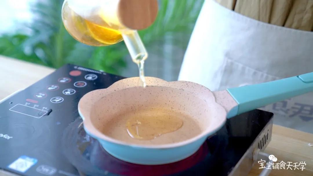 热锅后加入牛肉，炒香