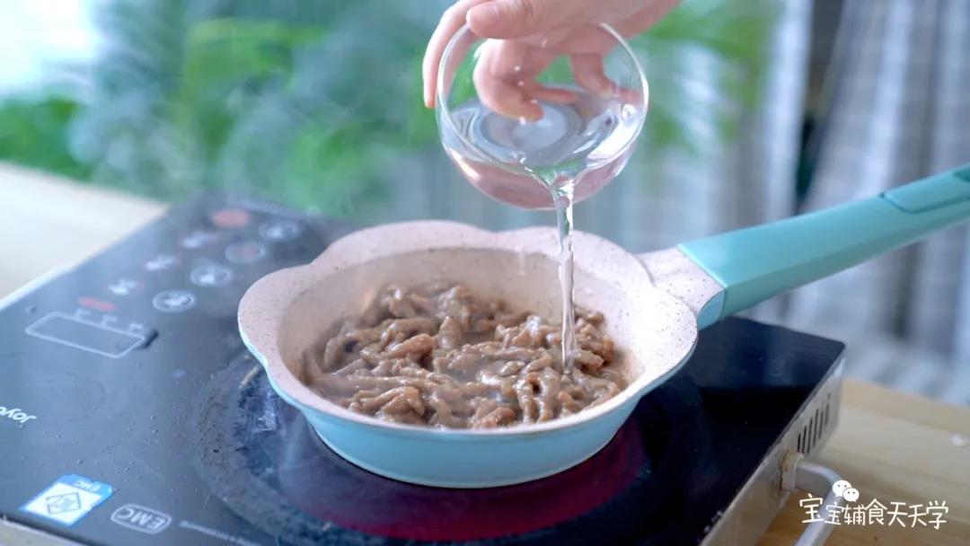 加入适量的水，煮至牛肉熟透