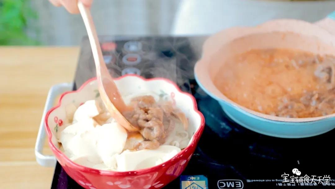 煮熟后，把牛肉和酱汁淋入面中即可