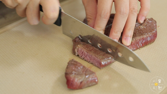 取出牛排静置5分钟后切成厚粒