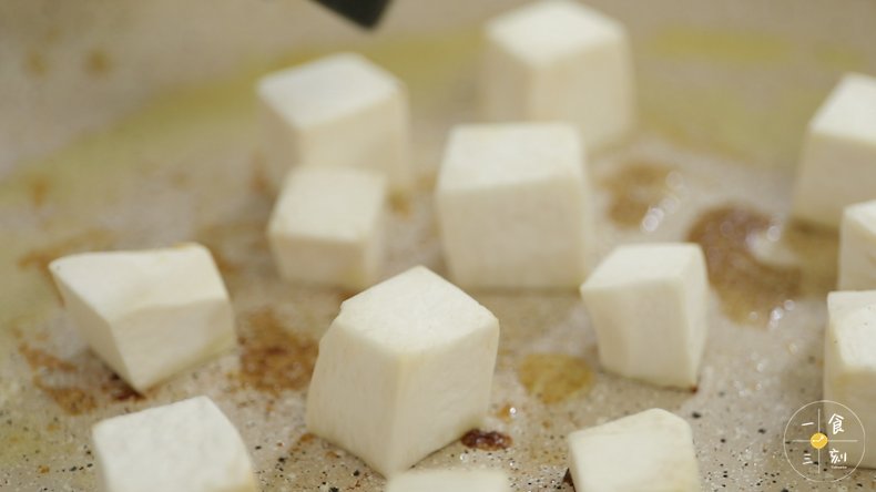 油锅中放入杏鲍菇小火煎香