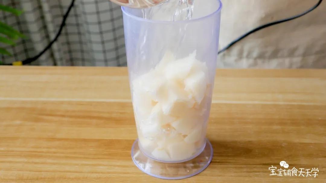 第2步：雪梨洗净去皮，切小块