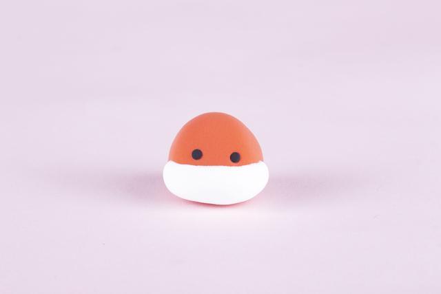 步骤2：用白色粘土做出嘴巴部分，黑色粘土做出眼睛。