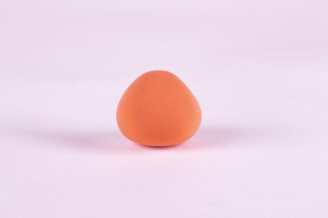 步骤1：首先我们要调一下颜色，用大红色粘土加少许白色混合成上图的红色。然后把它揉成上图的样子。