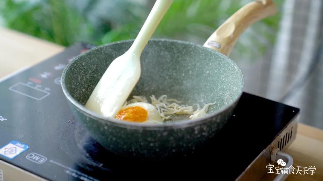 第5步：加入银鱼，煎香