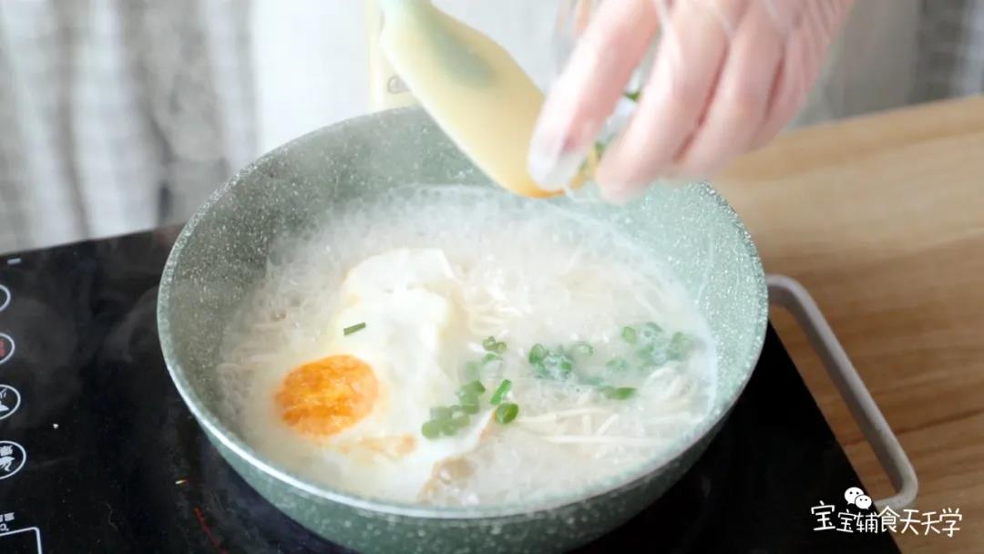 第8步：加入适量的雪藕面，煮至软熟