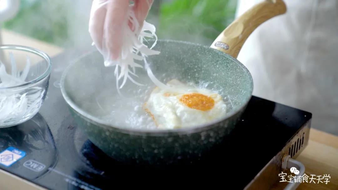 第7步：加入白萝卜丝，煮至萝卜变透