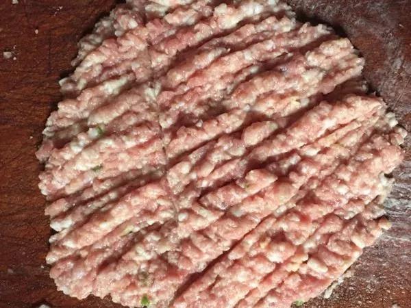 浸泡后的猪肉夹出控干水分后剁碎。